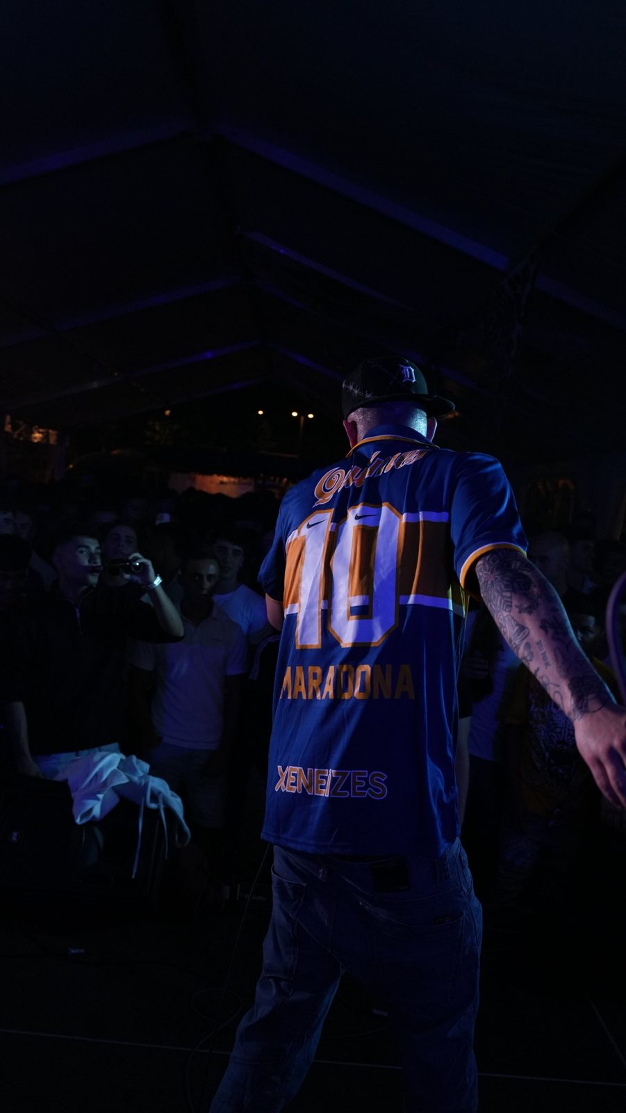 Artista en el escenario a contraluz