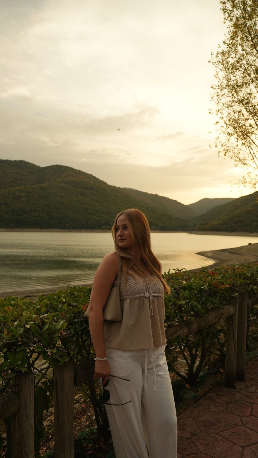 Retrato de una chica junto a un embalse al atardecer